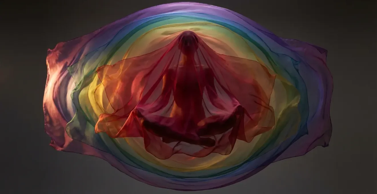 Visualización de los siete cuerpos sutiles como capas concéntricas de energía alrededor de una figura humana